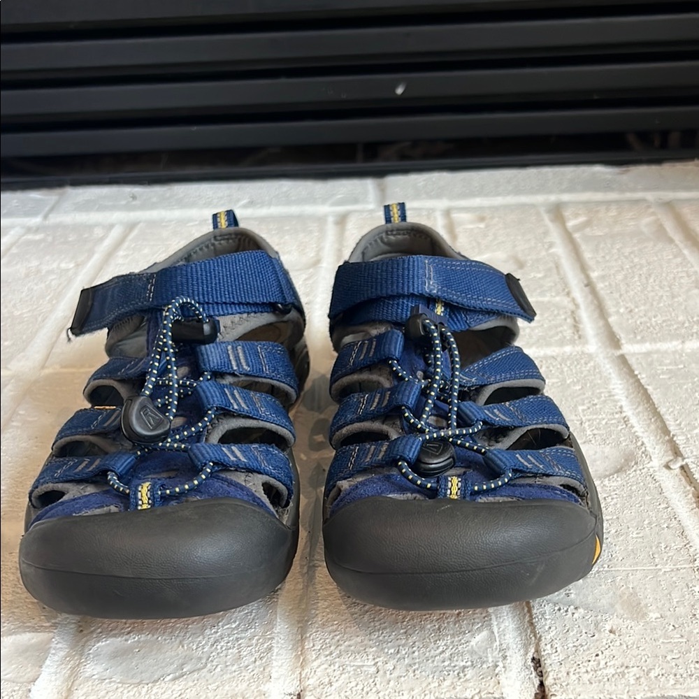 GUC Kids Newport H2 waterproof. Size 4